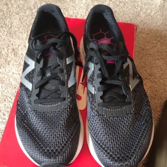 New Balance Running Course Shoes - Picture 4 of 7